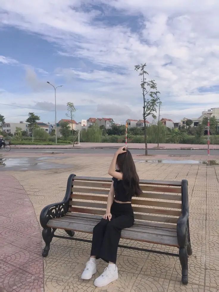 Ảnh con gái đá bóng che mặt - Khoảnh khắc thể thao đầy phong cách 22