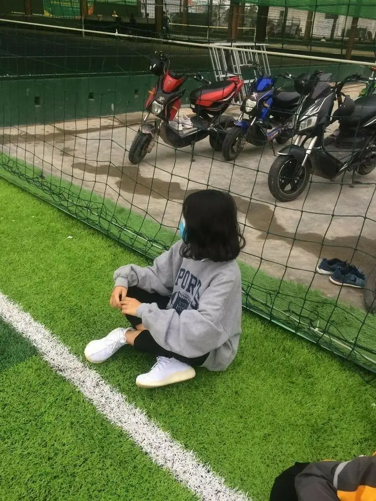 Ảnh con gái đá bóng che mặt - Khoảnh khắc thể thao đầy phong cách 39