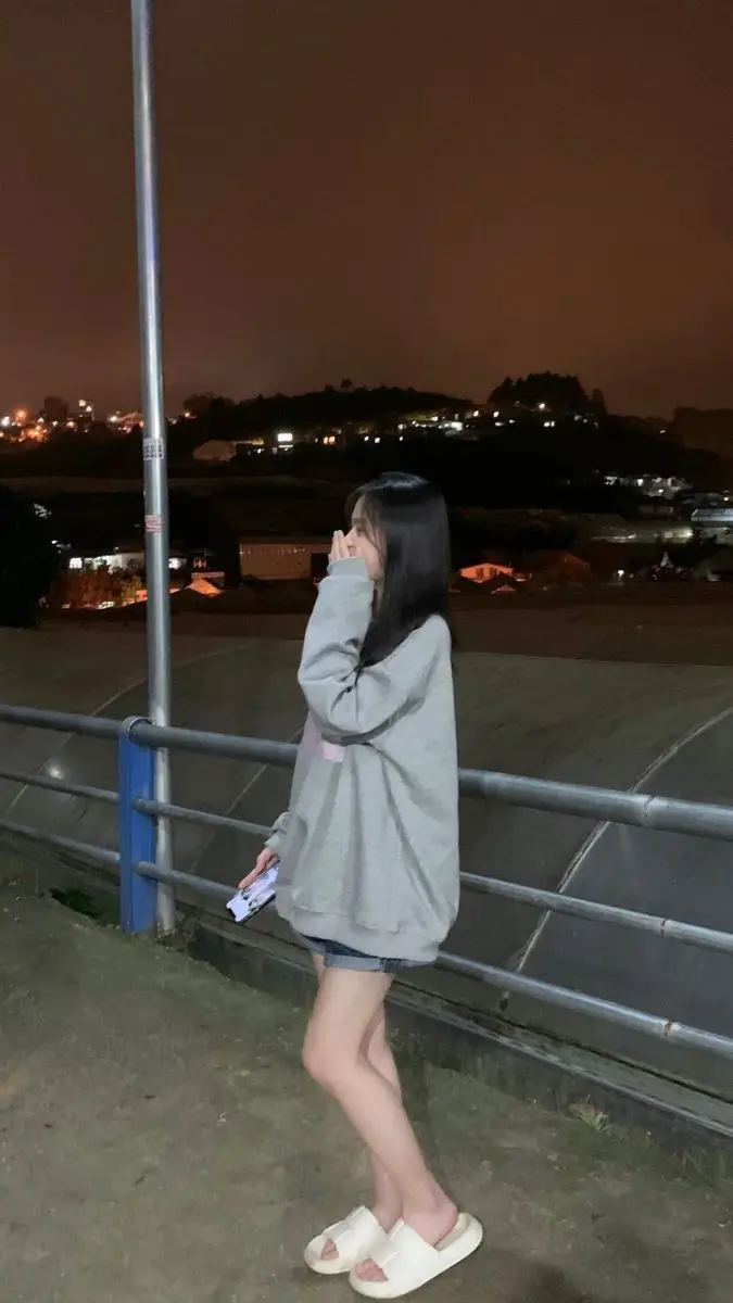 Ảnh con gái đá bóng che mặt - Khoảnh khắc thể thao đầy phong cách 54