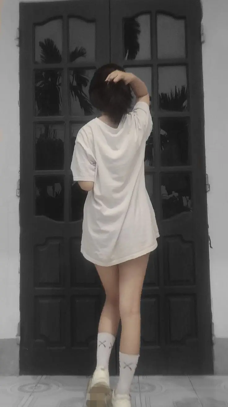 Ảnh con gái mặc váy ngắn che mặt - Phong cách thời trang trẻ trung 4