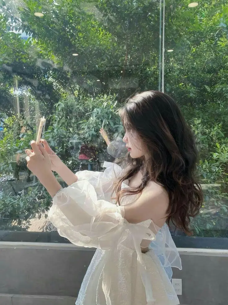 Ảnh con gái mặc váy ngắn che mặt - Phong cách thời trang trẻ trung 9