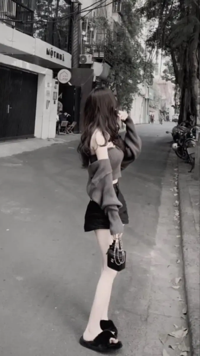 Ảnh con gái mặc váy ngắn che mặt - Phong cách thời trang trẻ trung 11