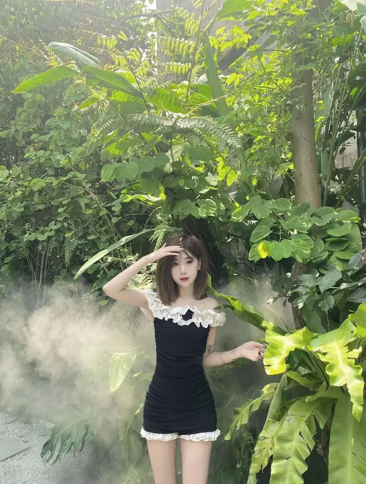 Ảnh con gái mặc váy ngắn che mặt - Phong cách thời trang trẻ trung 12