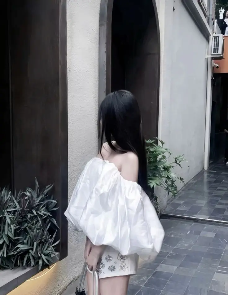 Ảnh con gái mặc váy ngắn che mặt - Phong cách thời trang trẻ trung 18