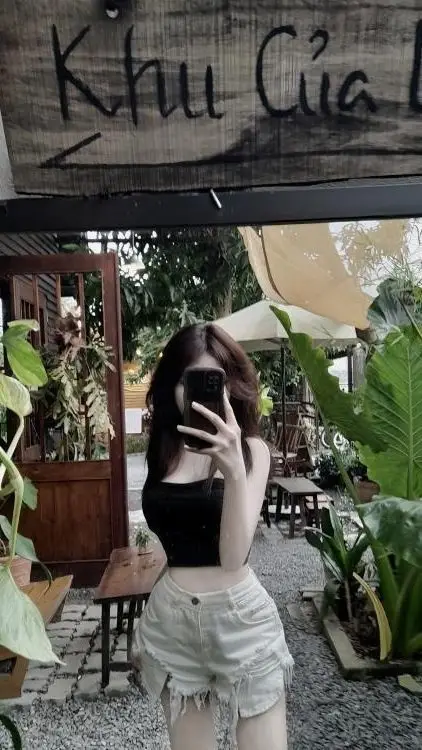 Ảnh con gái mặc váy ngắn che mặt - Phong cách thời trang trẻ trung 21