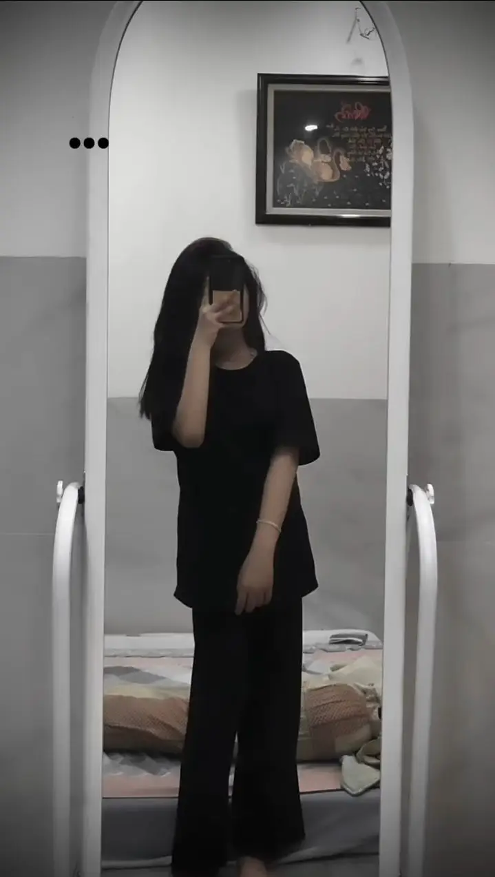 Ảnh con gái mặc váy ngắn che mặt - Phong cách thời trang trẻ trung 28