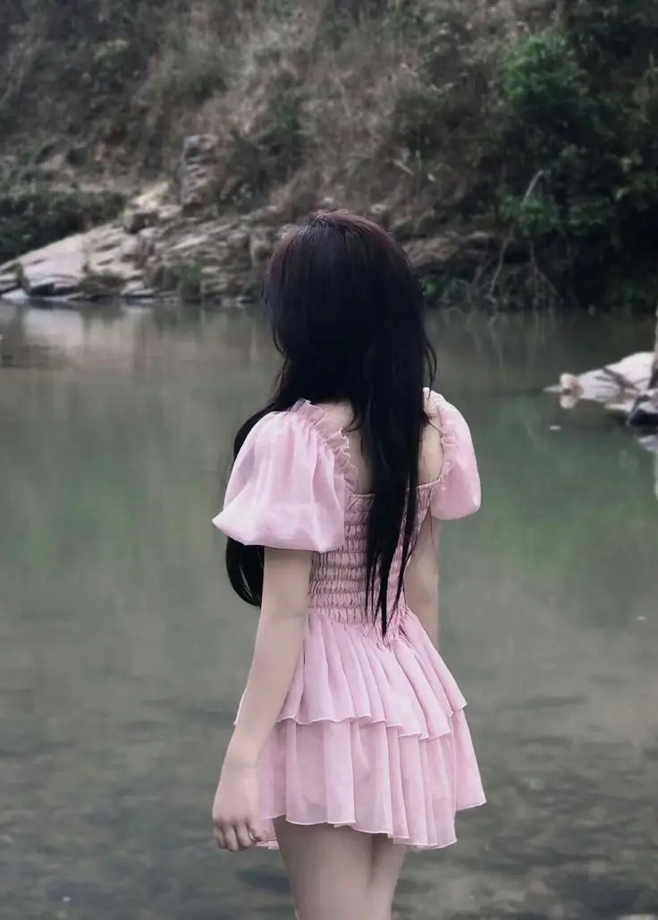 Ảnh con gái mặc váy ngắn che mặt - Phong cách thời trang trẻ trung 32