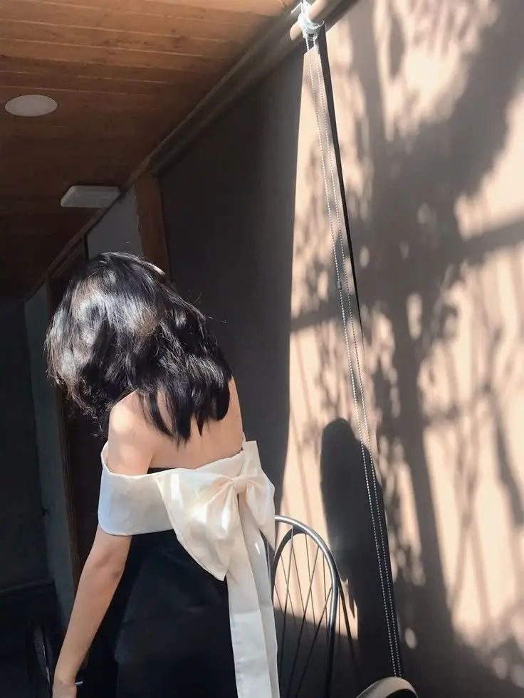 Ảnh con gái mặc váy ngắn che mặt - Phong cách thời trang trẻ trung 33