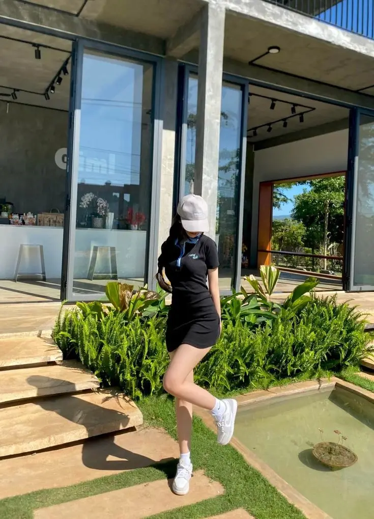 Ảnh con gái mặc váy ngắn che mặt - Phong cách thời trang trẻ trung 38