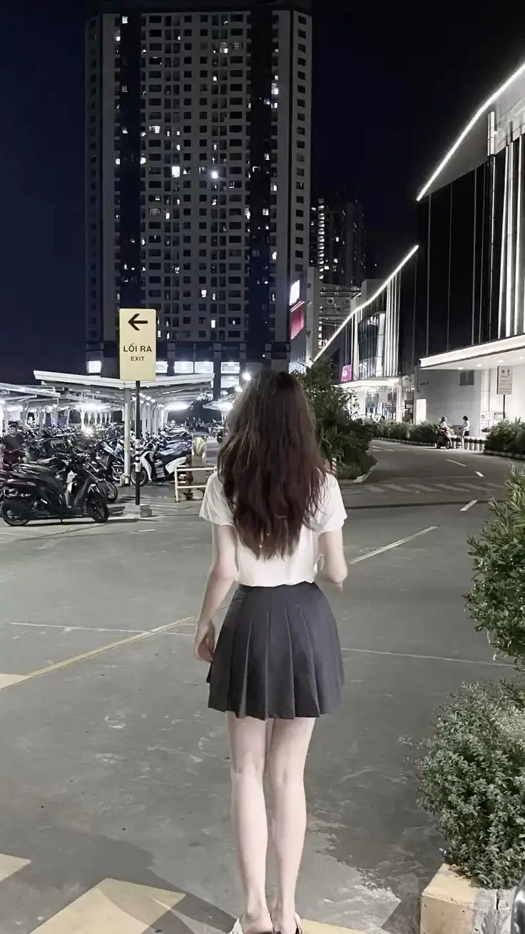 Ảnh con gái mặc váy ngắn che mặt - Phong cách thời trang trẻ trung 40