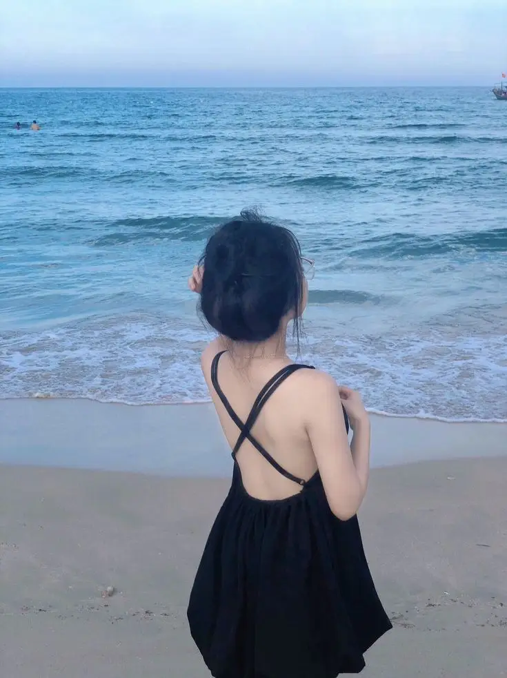 Ảnh con gái mặc váy ngắn che mặt - Phong cách thời trang trẻ trung 41