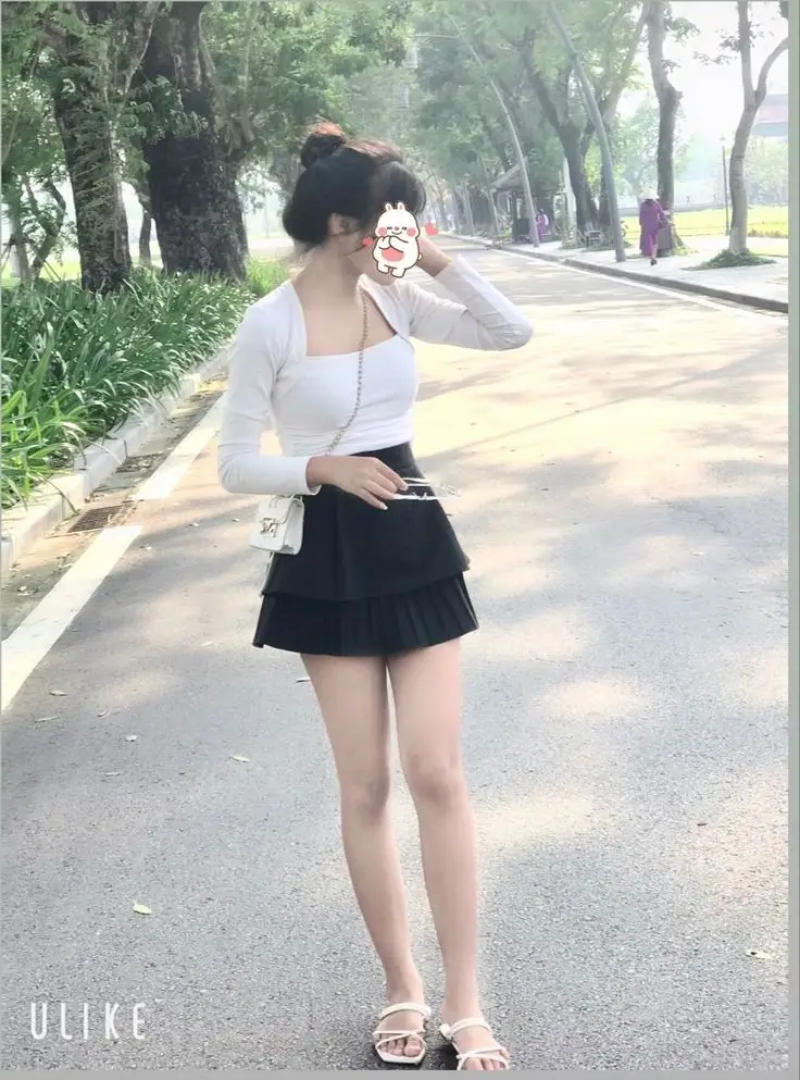 Ảnh con gái mặc váy ngắn che mặt - Phong cách thời trang trẻ trung 42