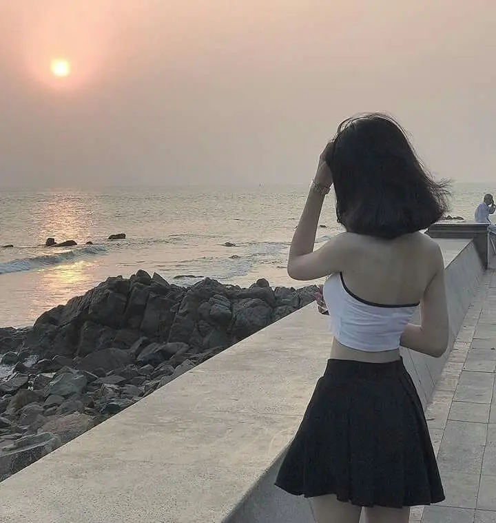 Ảnh con gái mặc váy ngắn che mặt - Phong cách thời trang trẻ trung 43