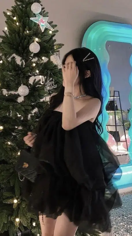 Ảnh con gái mặc váy ngắn che mặt - Phong cách thời trang trẻ trung 44