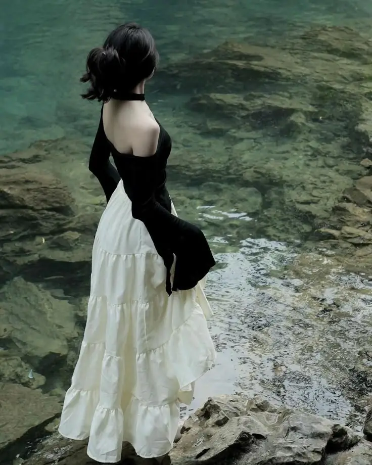 Ảnh con gái mặc váy ngắn che mặt - Phong cách thời trang trẻ trung 46