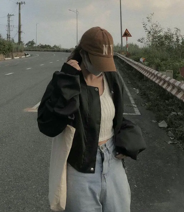 Ảnh con gái mặc váy ngắn che mặt - Phong cách thời trang trẻ trung 48