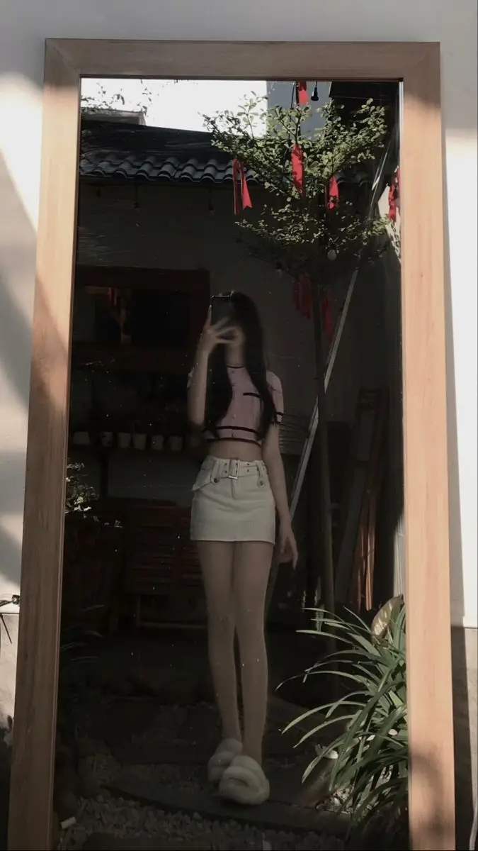 Ảnh con gái mặc váy ngắn che mặt - Phong cách thời trang trẻ trung 49