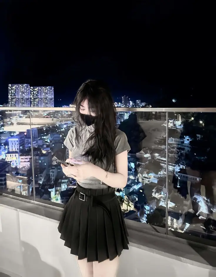 Ảnh con gái mặc váy ngắn che mặt - Phong cách thời trang trẻ trung 51