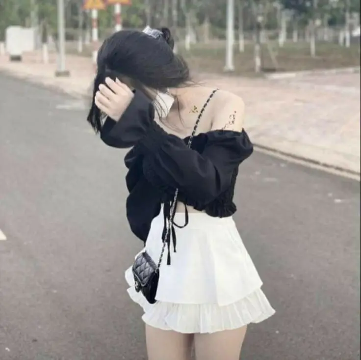 Ảnh con gái mặc váy ngắn che mặt - Phong cách thời trang trẻ trung 52