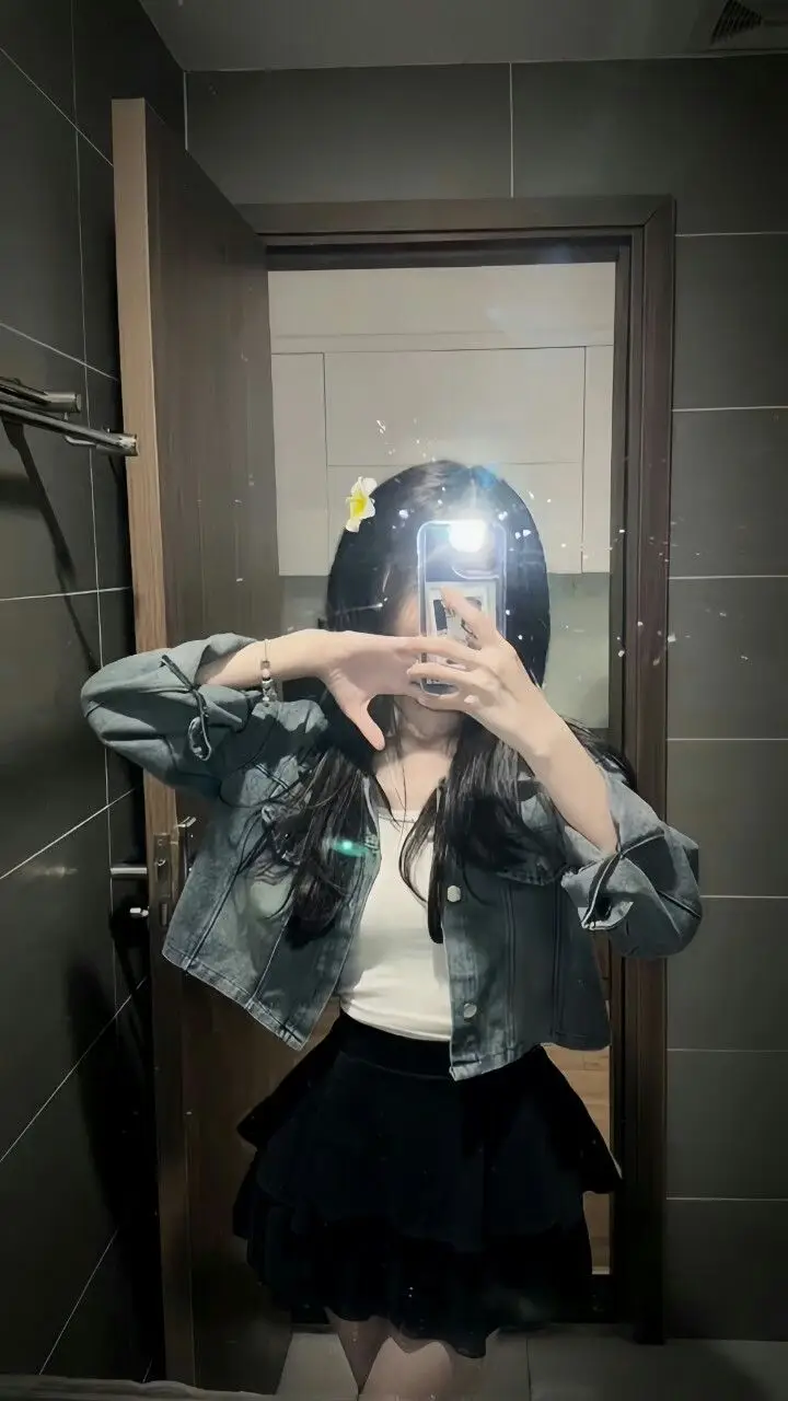 Ảnh Gái Cute Che Mặt Đơn Giản 2