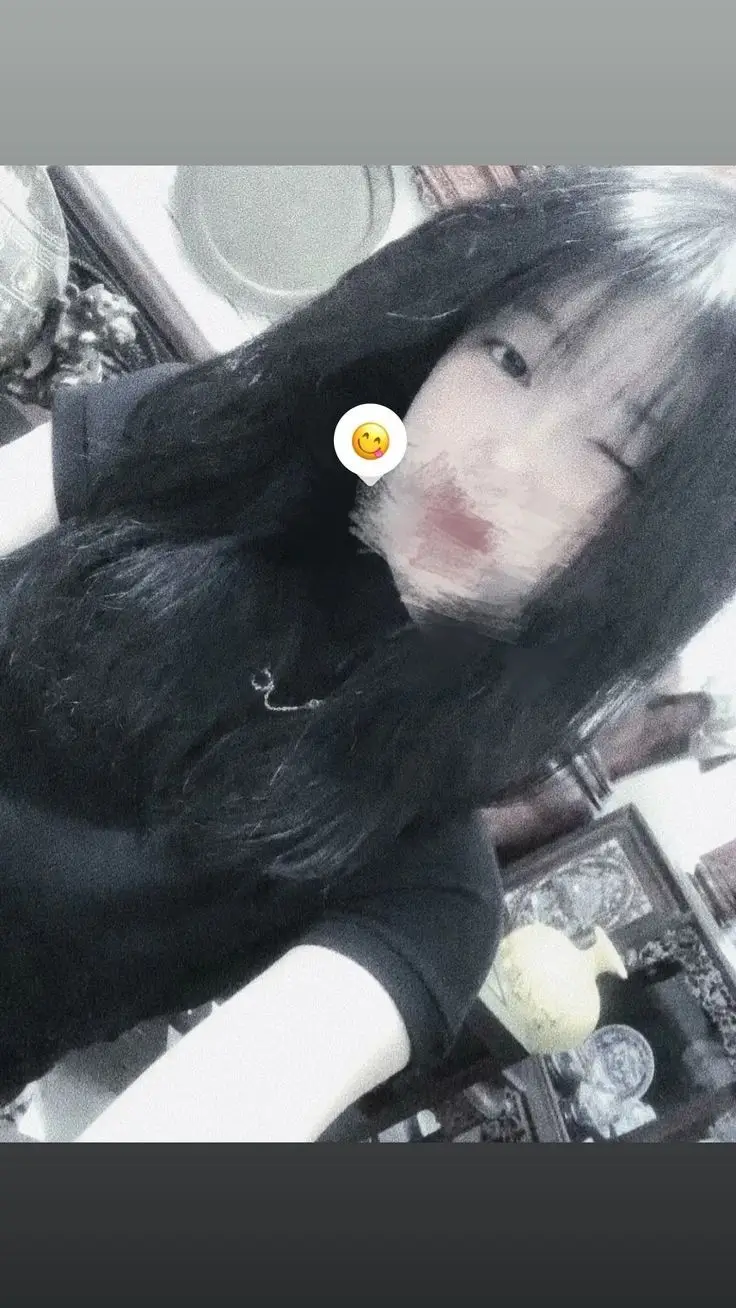 Ảnh Gái Cute Che Mặt Đơn Giản 14