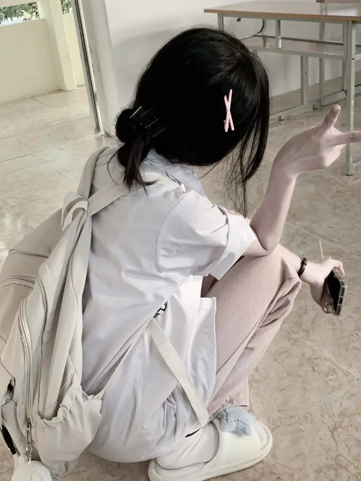 Ảnh Gái Cute Che Mặt Đơn Giản 15