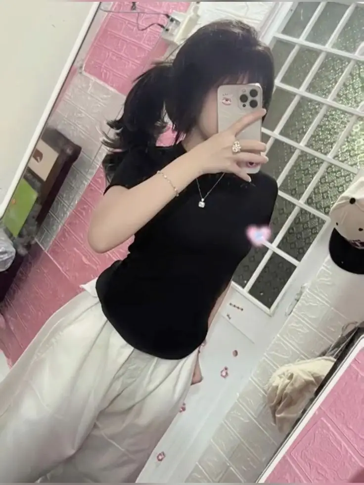 Ảnh Gái Cute Che Mặt Đơn Giản 17