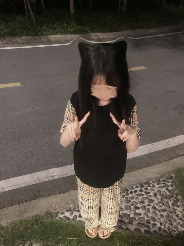 Ảnh Gái Cute Che Mặt Đơn Giản 18