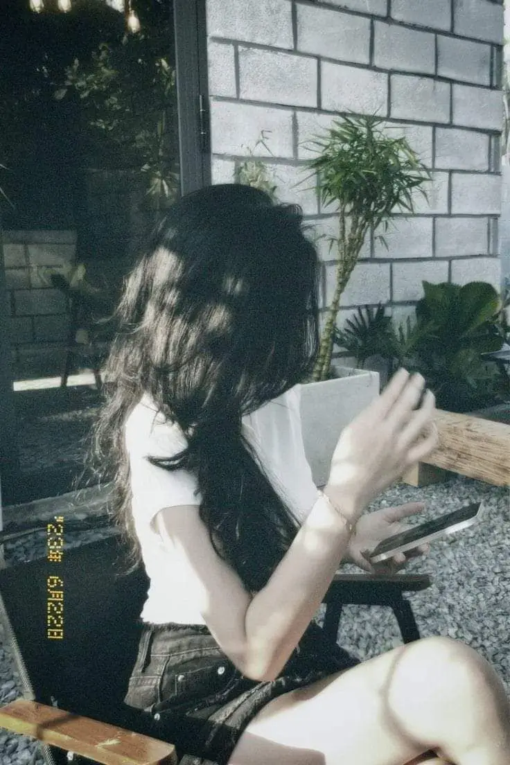 Ảnh Gái Cute Che Mặt Đơn Giản 25