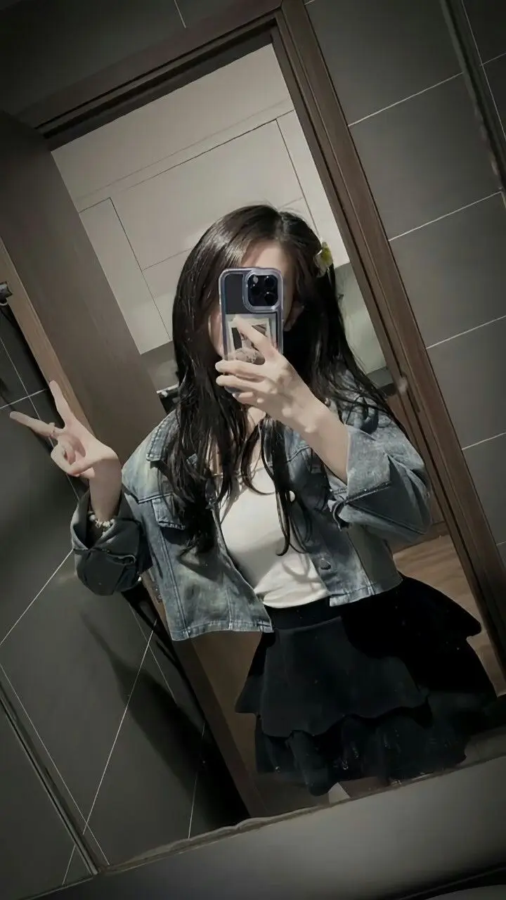 Ảnh Gái Cute Che Mặt Đơn Giản 48