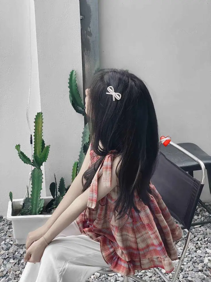 Ảnh Gái Cute Che Mặt Đơn Giản 50