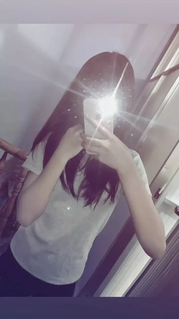 Ảnh Gái Xinh Cầm Điện Thoại Che Mặt - Khoảnh Khắc Đời Thường 1