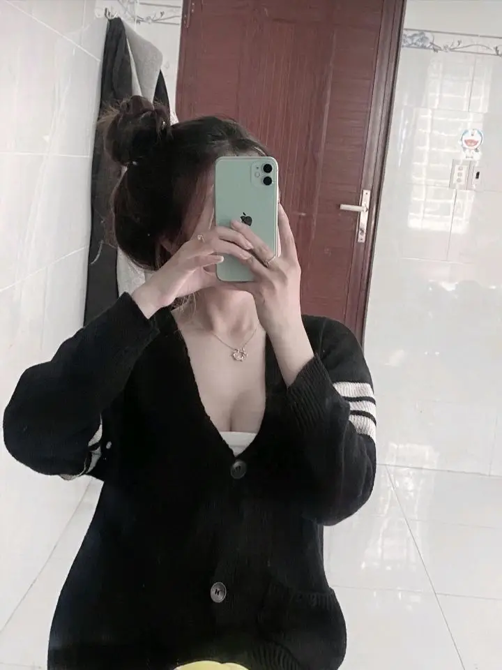 Tải Ảnh Gái Xinh Che Mặt Bằng Điện Thoại Trước Gương 6