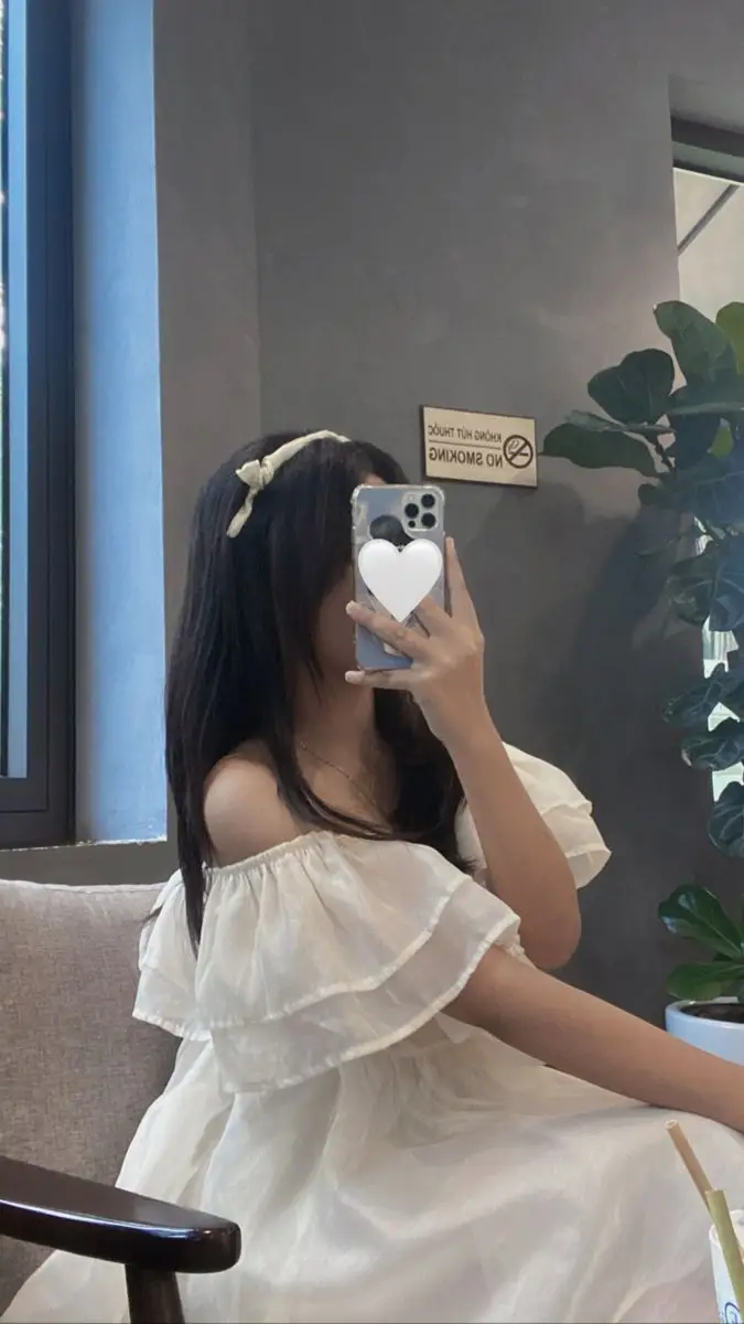 Tải Ảnh Gái Xinh Che Mặt Bằng Điện Thoại Trước Gương 17