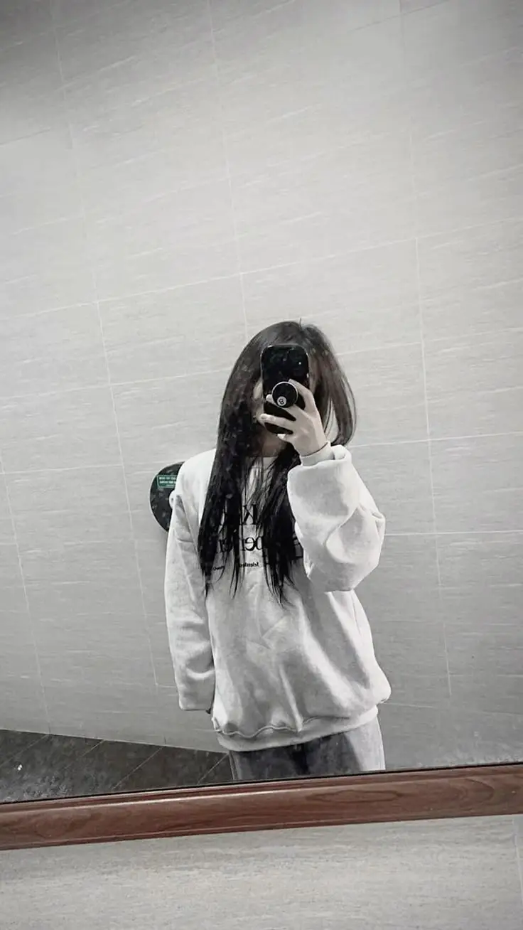 Tải Ảnh Gái Xinh Che Mặt Bằng Điện Thoại Trước Gương 23
