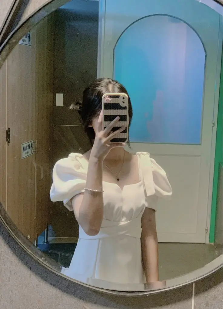 Tải Ảnh Gái Xinh Che Mặt Bằng Điện Thoại Trước Gương 33