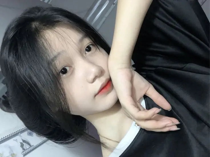 Tải Ảnh Gái Xinh Che Mặt Bằng Điện Thoại Trước Gương 41