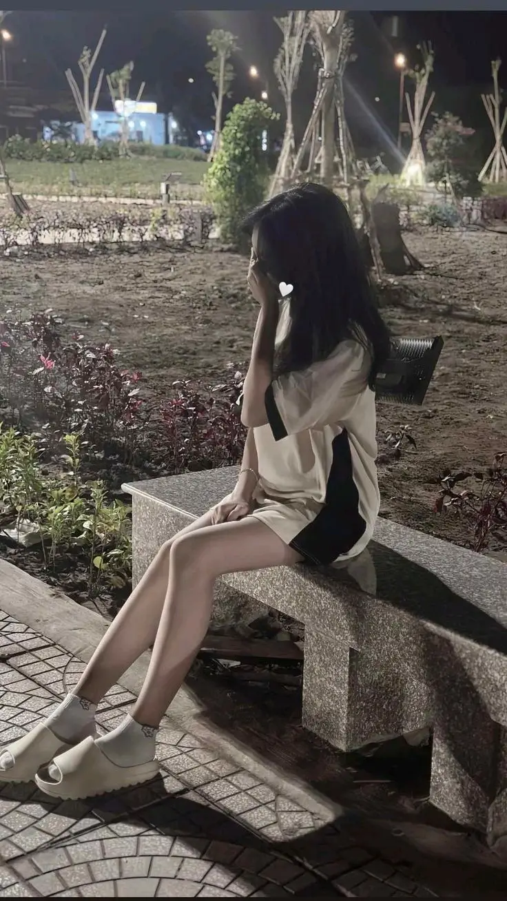 Ảnh Gái Xinh Che Mặt Tóc Dài: Vẻ Đẹp Bí Ẩn 35