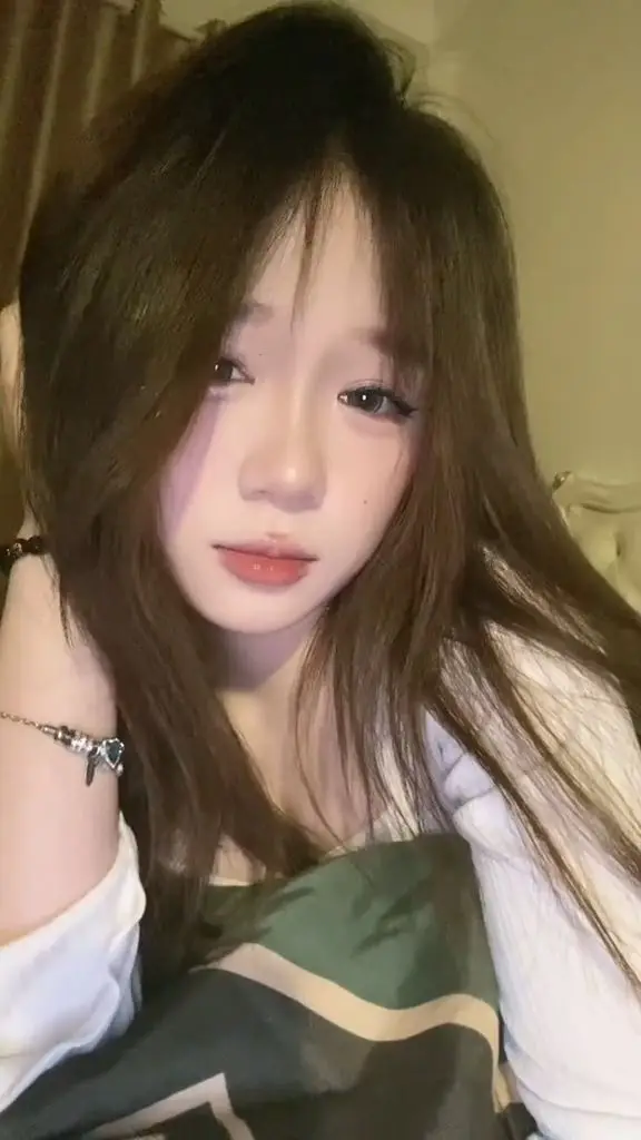 Ảnh Gái Xinh Chụp Cận Mặt: Khắc Họa Nét Đẹp Từ Chi Tiết 12