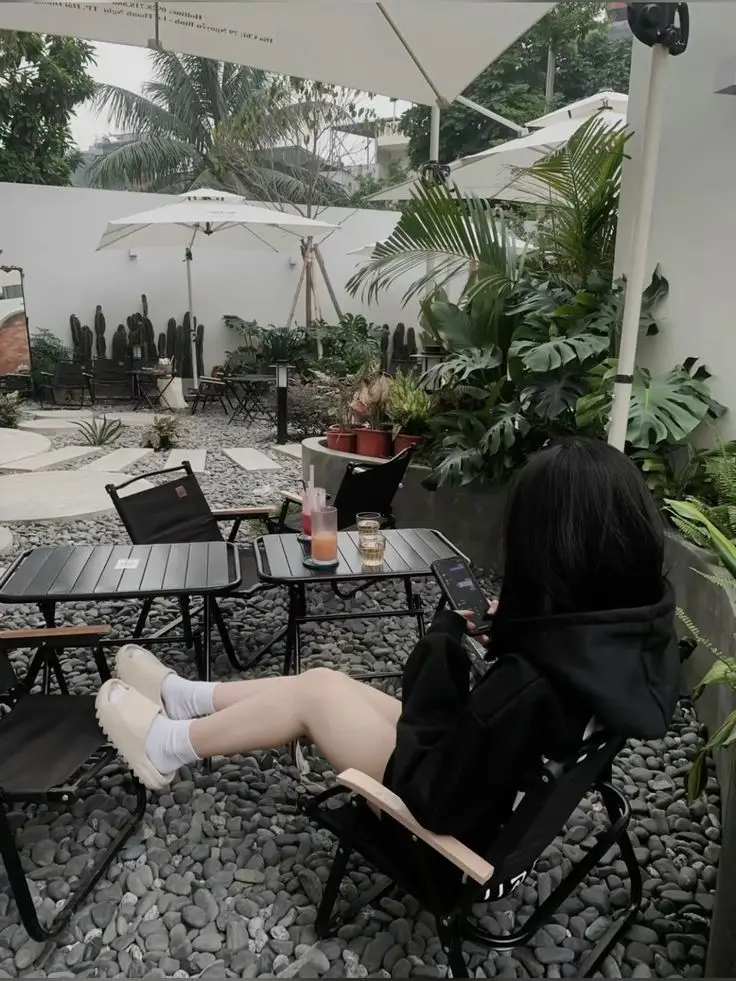 Ảnh gái xinh chụp dáng che mặt độc đáo 8