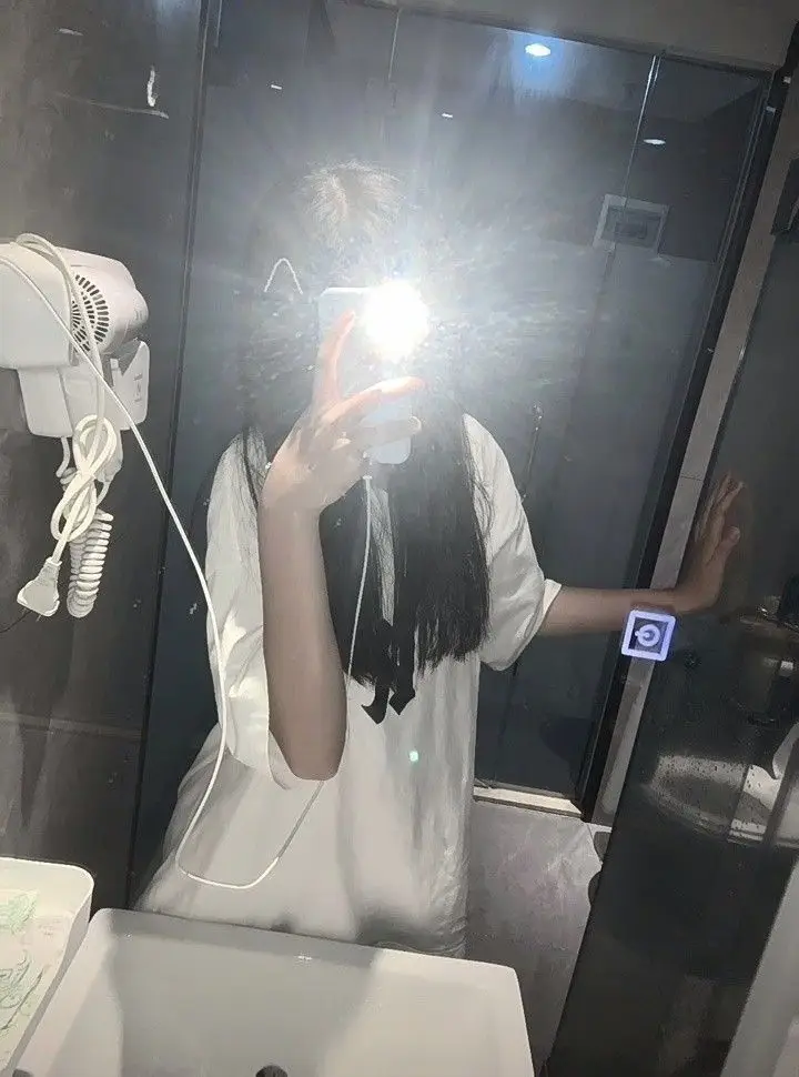 Ảnh gái xinh chụp dáng che mặt độc đáo 15