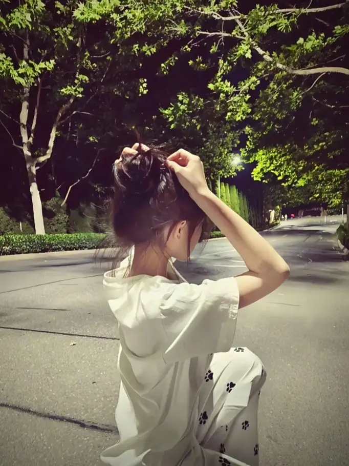 Ảnh Gái Xinh Chụp Sau Lưng - Bộ Ảnh Thể Hiện Phong Cách 44