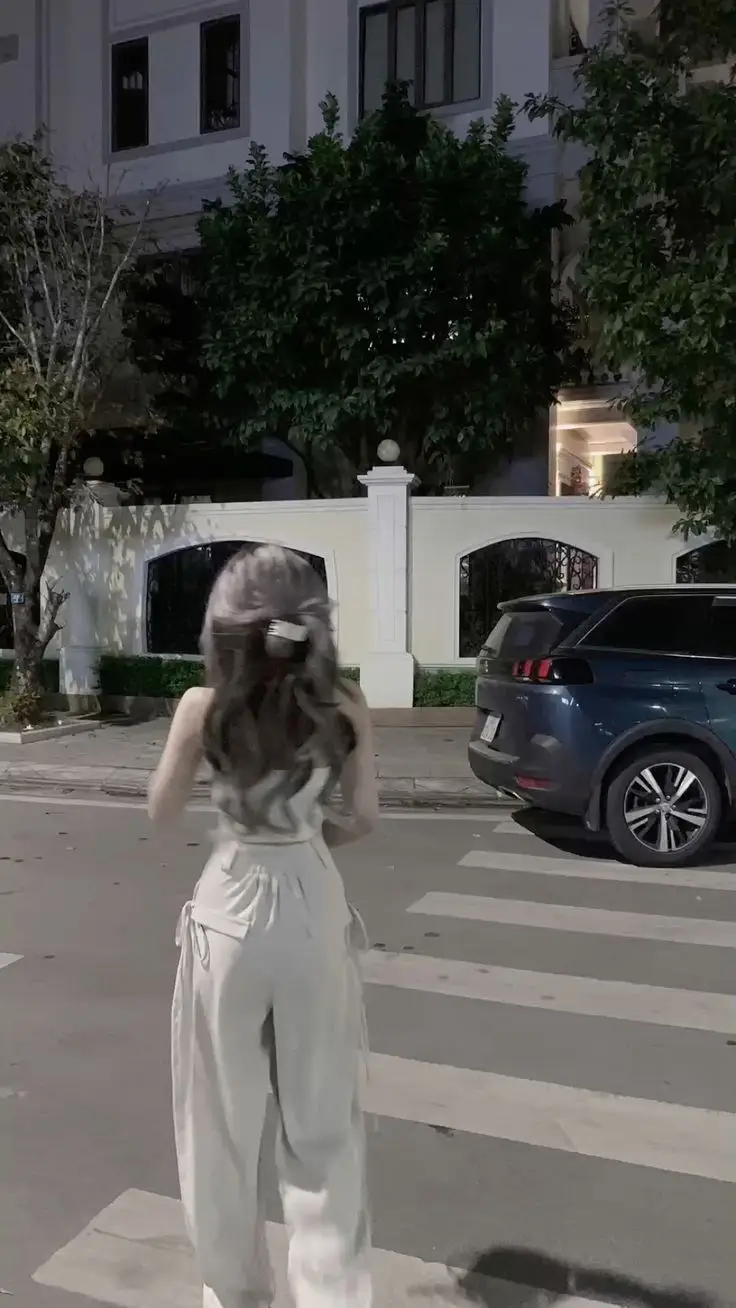 Ảnh Gái Xinh Chụp Sau Lưng - Bộ Ảnh Thể Hiện Phong Cách 50