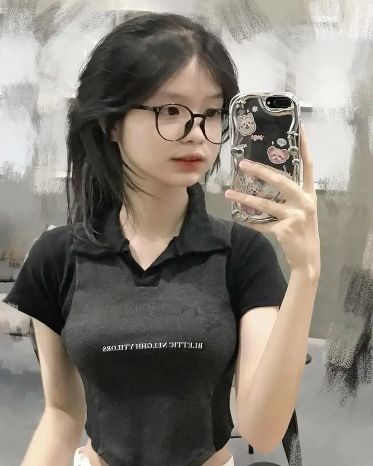 Ảnh Gái Xinh Đeo Kính: Phong Cách Thời Trang Được Yêu Thích 2