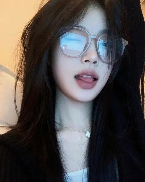 Ảnh Gái Xinh Đeo Kính: Phong Cách Thời Trang Được Yêu Thích 6