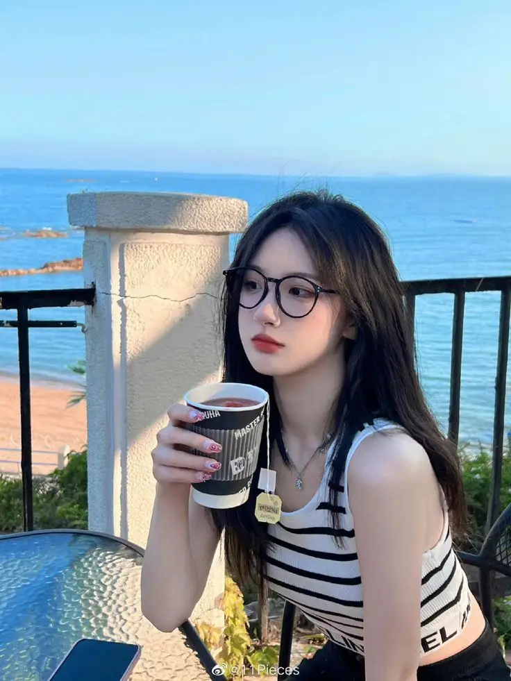 Ảnh Gái Xinh Đeo Kính: Phong Cách Thời Trang Được Yêu Thích 11