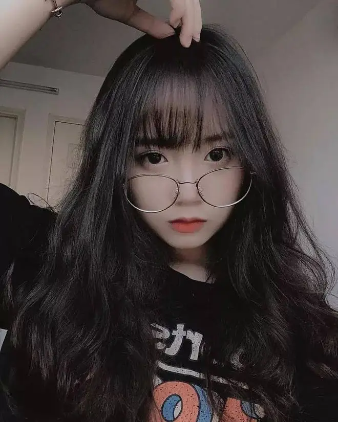 Ảnh Gái Xinh Đeo Kính: Phong Cách Thời Trang Được Yêu Thích 12
