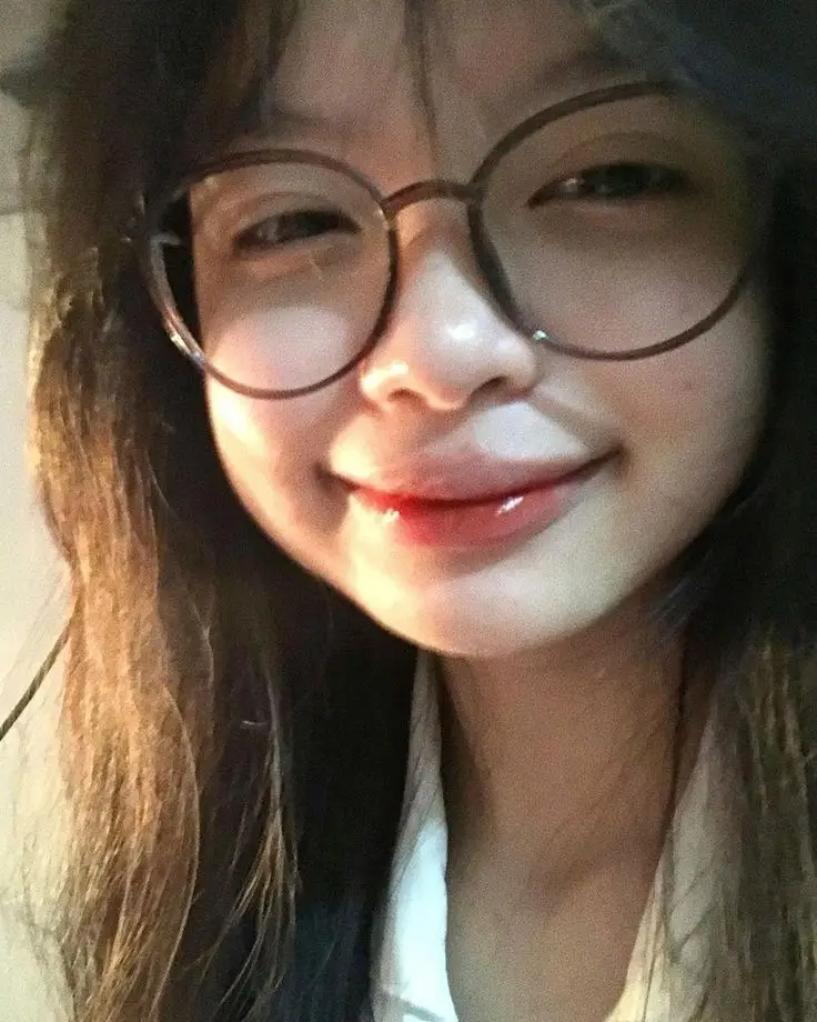 Ảnh Gái Xinh Đeo Kính: Phong Cách Thời Trang Được Yêu Thích 17