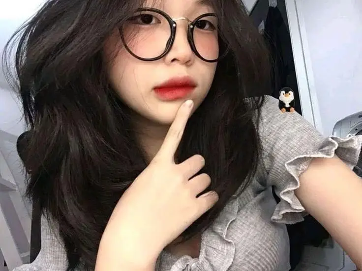 Ảnh Gái Xinh Đeo Kính: Phong Cách Thời Trang Được Yêu Thích 24