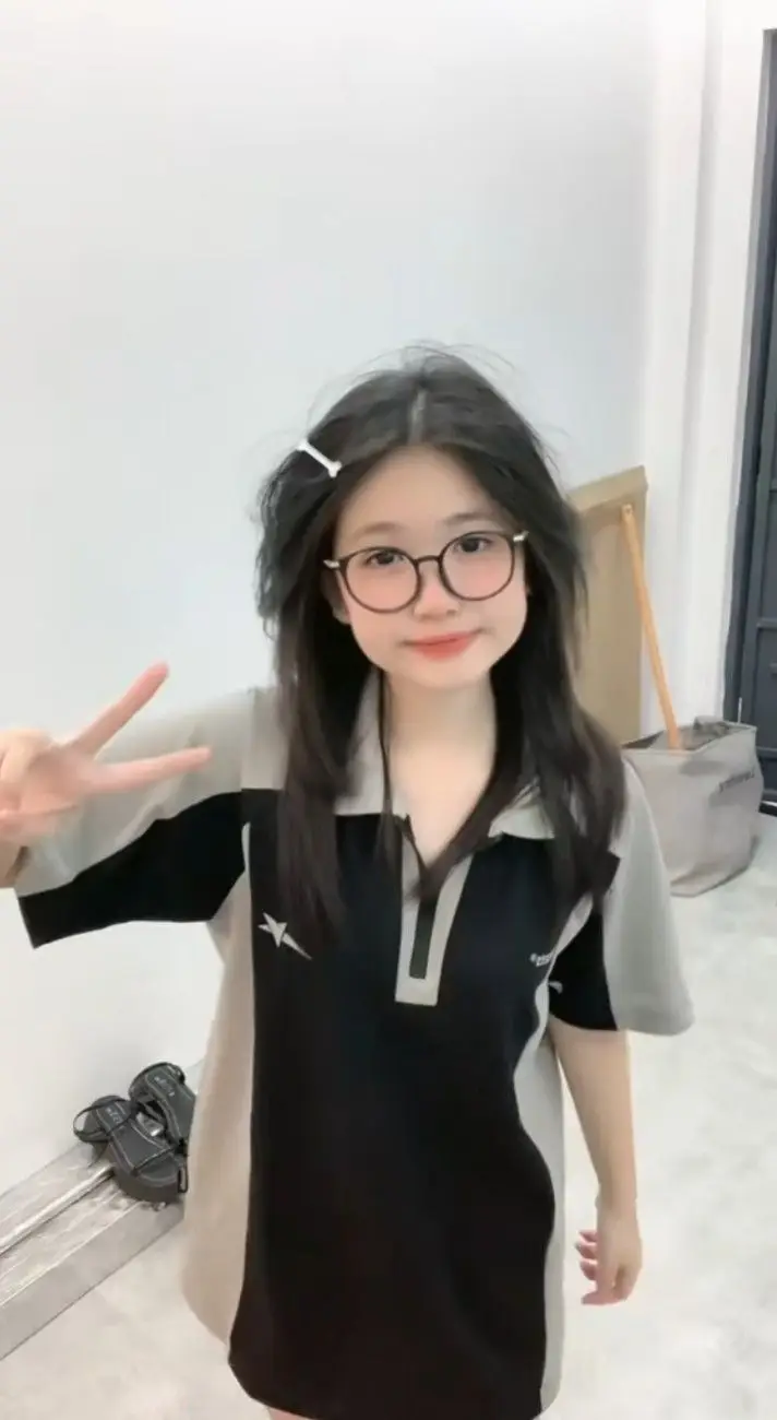 Ảnh Gái Xinh Đeo Kính: Phong Cách Thời Trang Được Yêu Thích 38